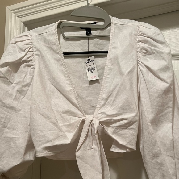 White linen summer set- tie front top and pull on elastic shorts - Picture 3 of 6